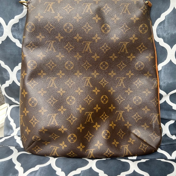 Authentic Louis Vuitton GM salsa body only.Will include a leather non LV strap - Picture 5 of 6